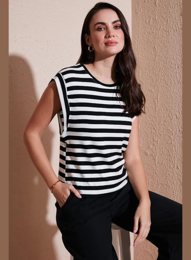 ليلا تي شيرت نسائي ليلا مقاس كبير بياقة دائرية وخطوط